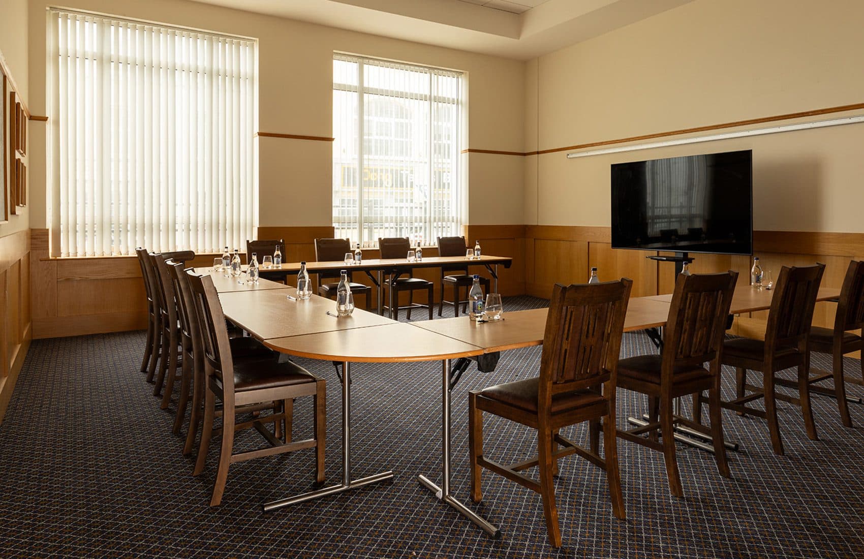 u-shaped meeting set up