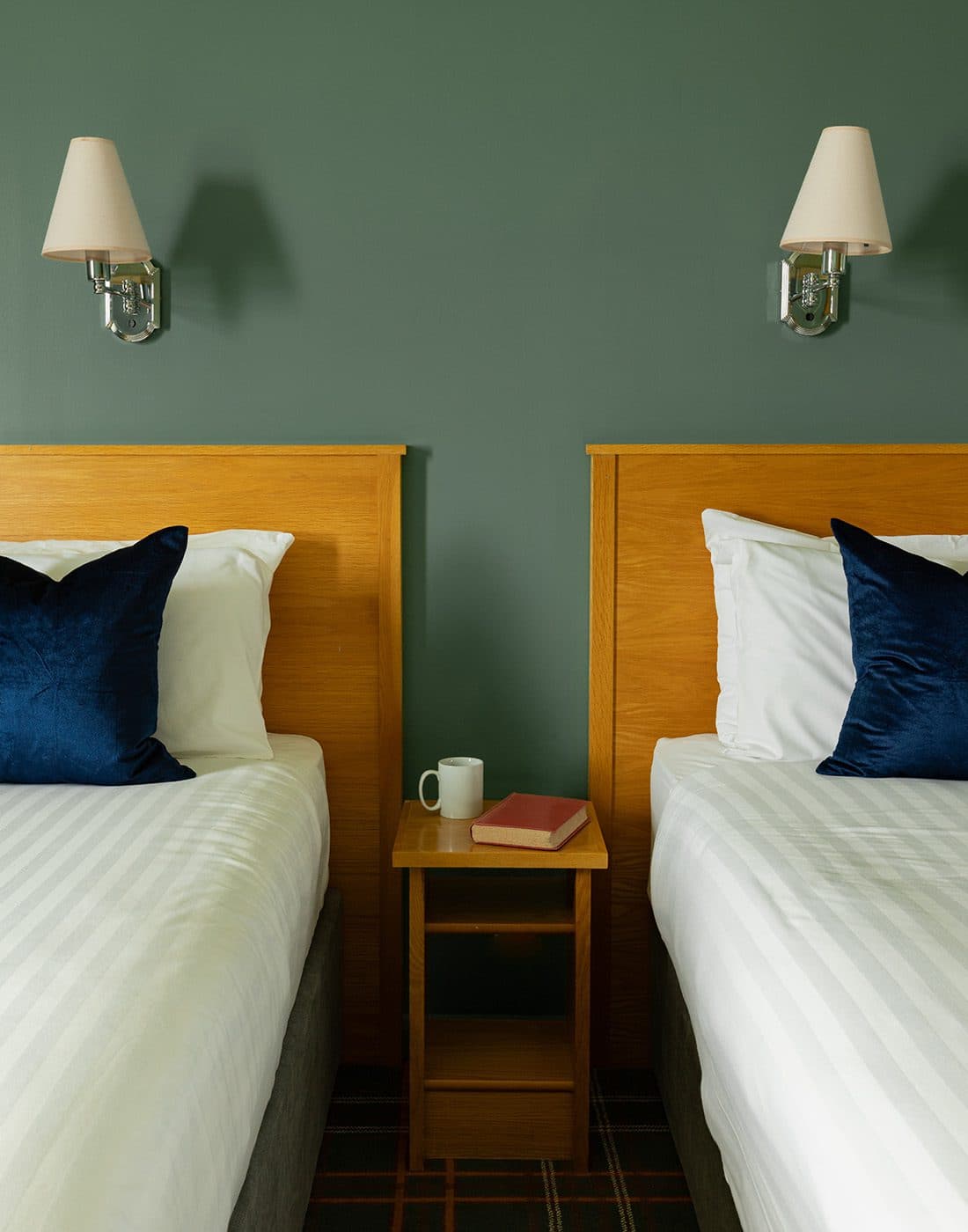 triple room bedside details