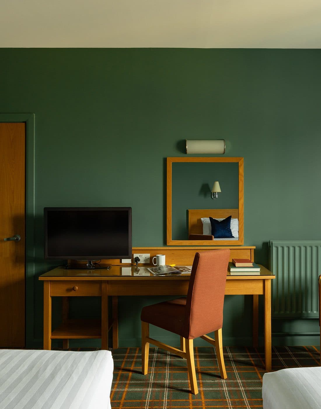 triple room desk and tv